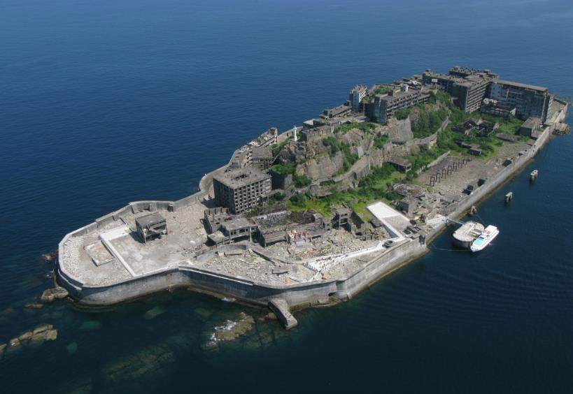空拍下的端島,真的像一艘軍艦